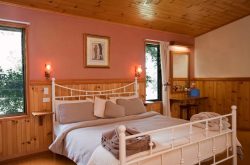 montville-country-cabins-deluxe-bedroom